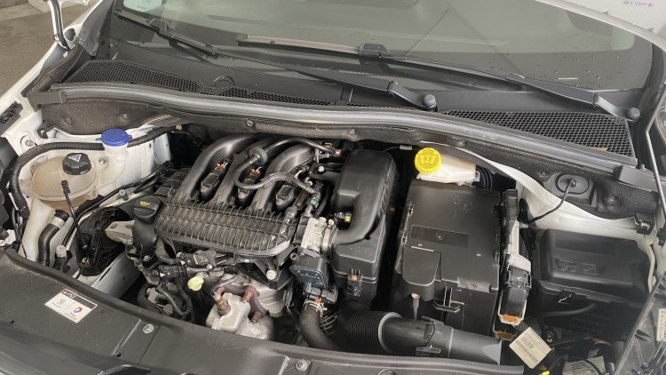 Peugeot 2008 1.2 VTI "Style" (31 MIL KMs)