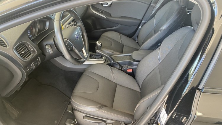 Volvo V40 1.6 D2 "Cross Country" (29 MIL KMs)